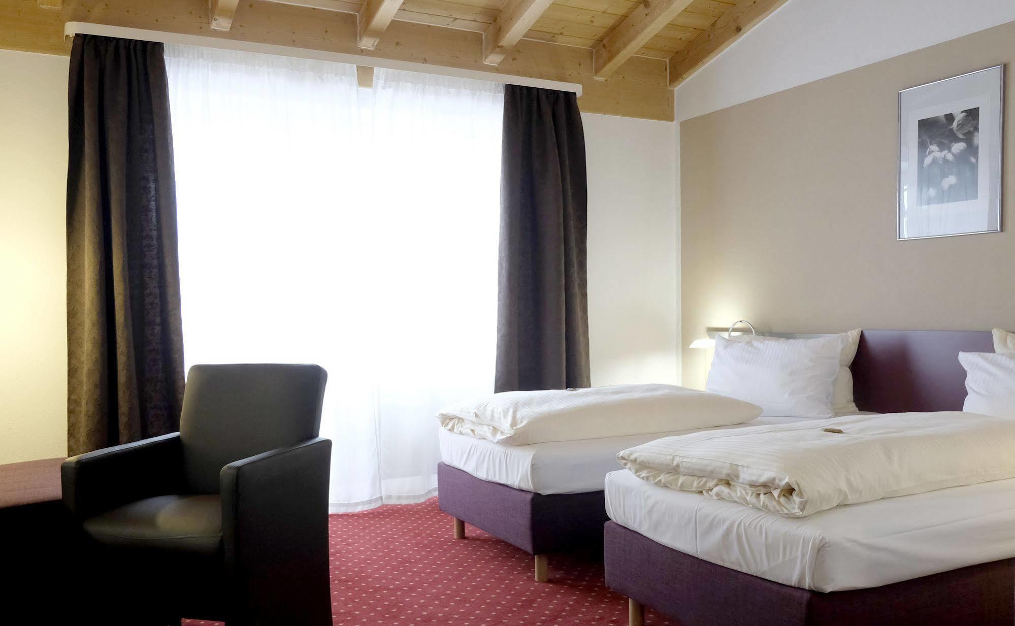Hotel Konradp Holzkirchen Holzkirchen  Exteriör bild